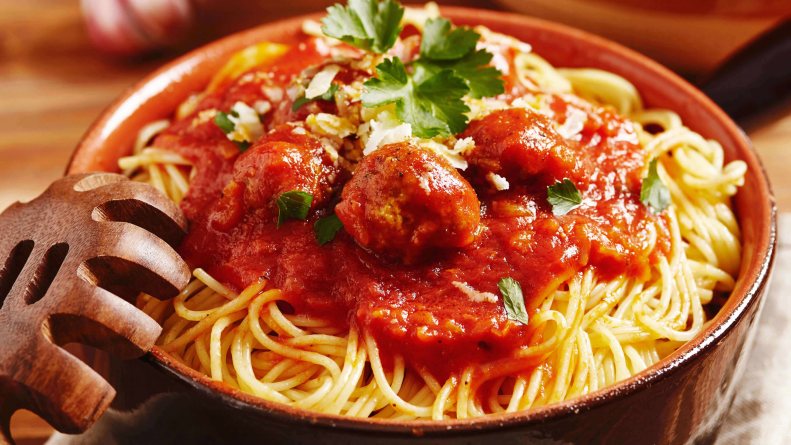 Espagueti con albóndigas y salsa de tomate