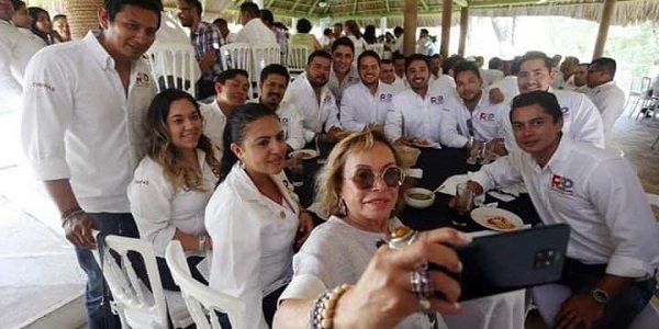 Reaparece Gordillo en evento del partido Redes Sociales Progresistas