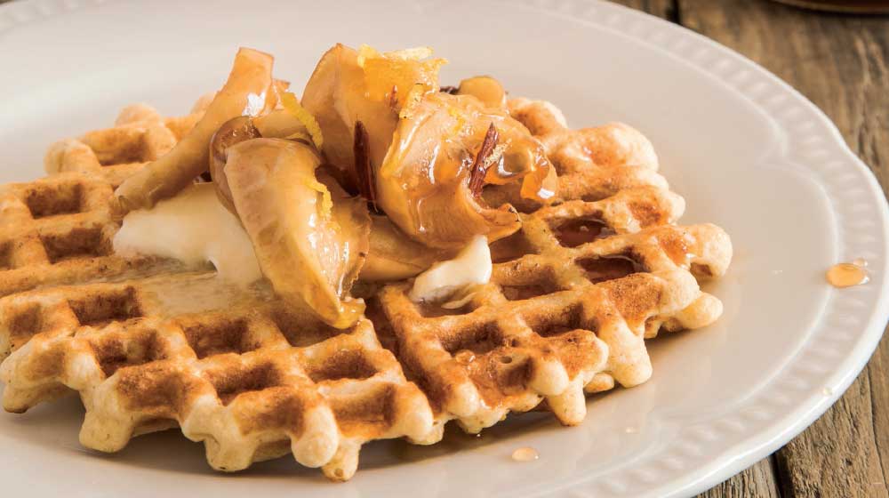 Nutritivos waffles de avena con jarabe de manzana