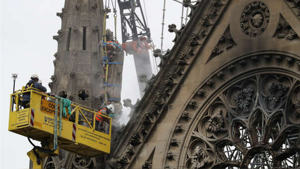 Científicos de la policía francesa examinan Notre Dame tras incendio