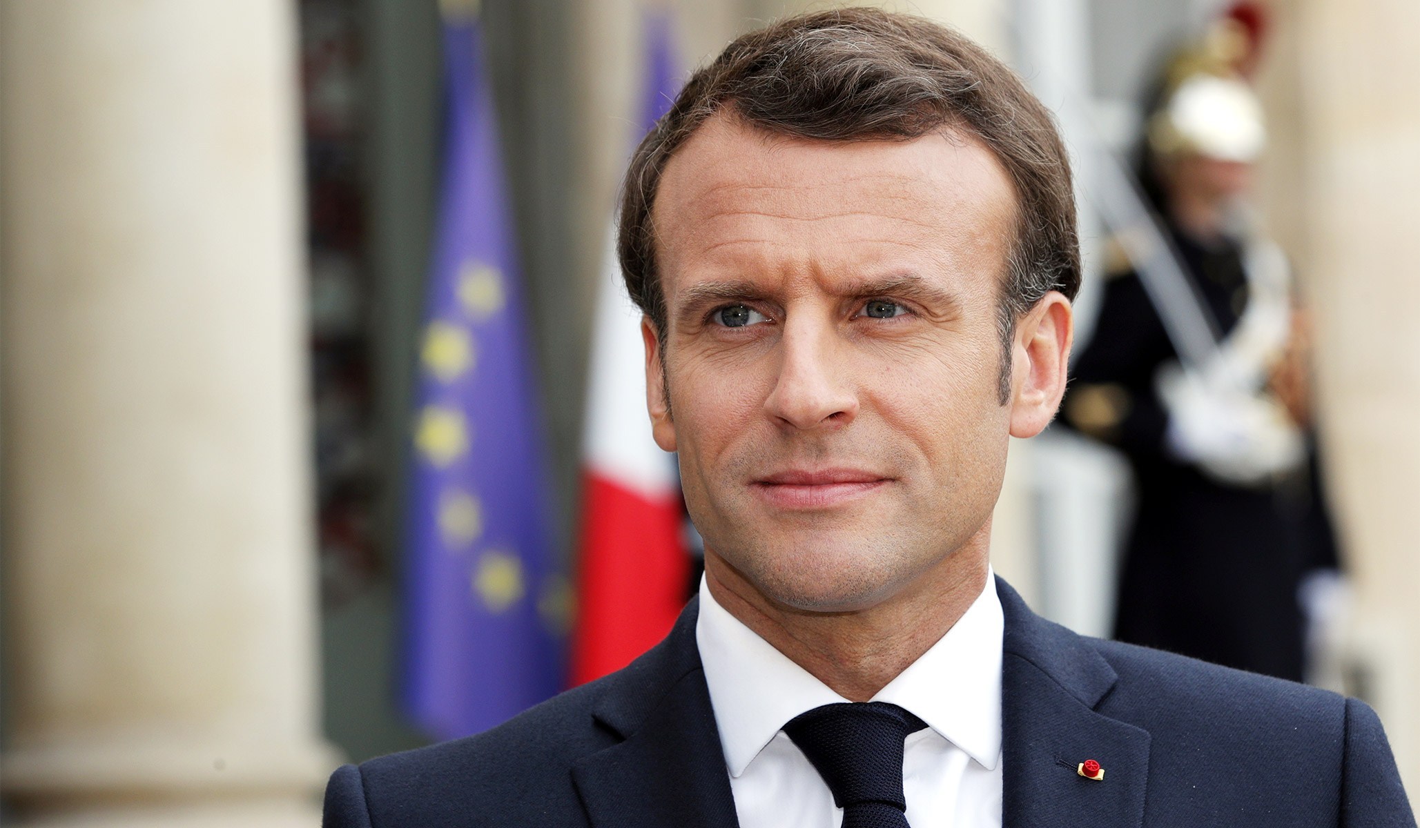 Macron baja impuestos y sube pensiones para tranquilizar a “chalecos amarillos”