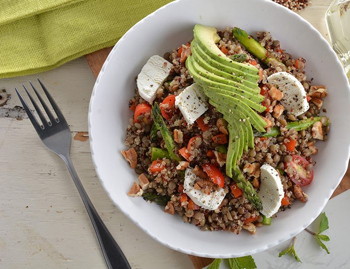 Ensalada de quinoa con lentejas, espárragos, menta