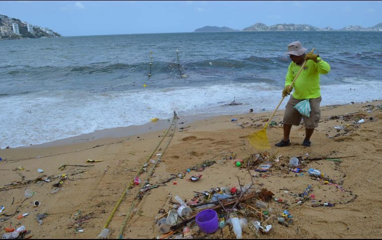 Recolectan más de 90 toneladas de basura en playas de Acapulco