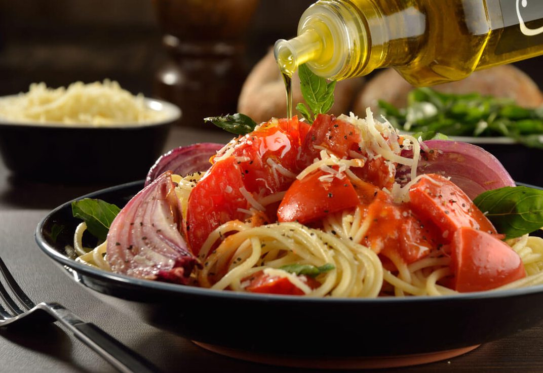 Pasta con jitomates y cebolla horneadas