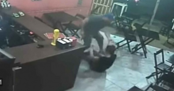 Policía golpea a una mujer por darle mal su pedido