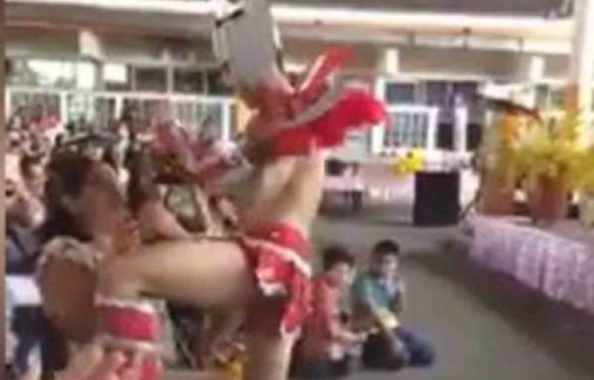Primaria de Veracruz celebra a mamás con stripper