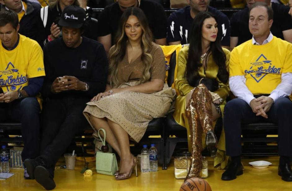 Beyoncé cela a su esposo durante partido de NBA por hablar con mujer