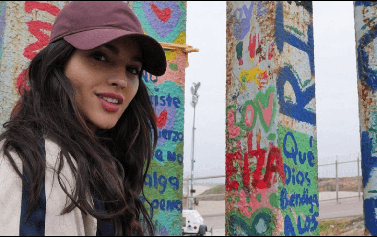 Eiza González restaura el “Mural de la hermandad” en Tijuana