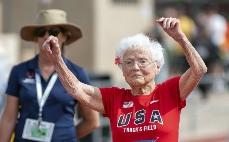 Mujer de 103 años compite en carrera atlética y establece récord mundial