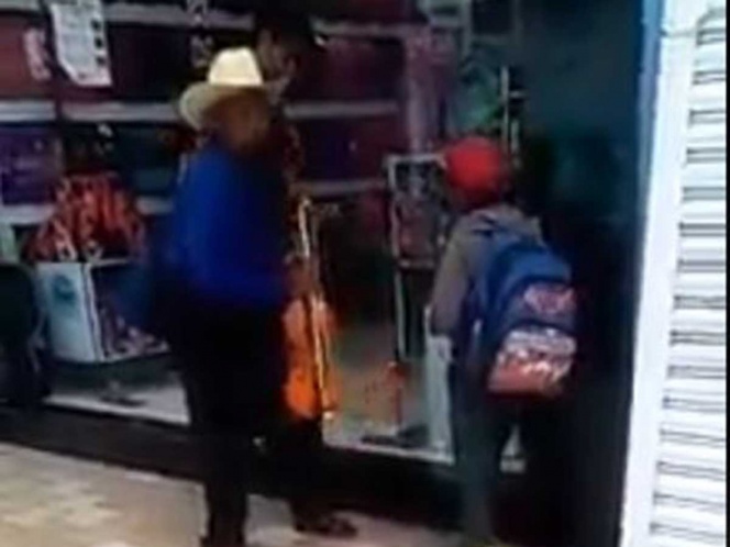 Corren a abuelito y a su nieto de tienda en Puebla