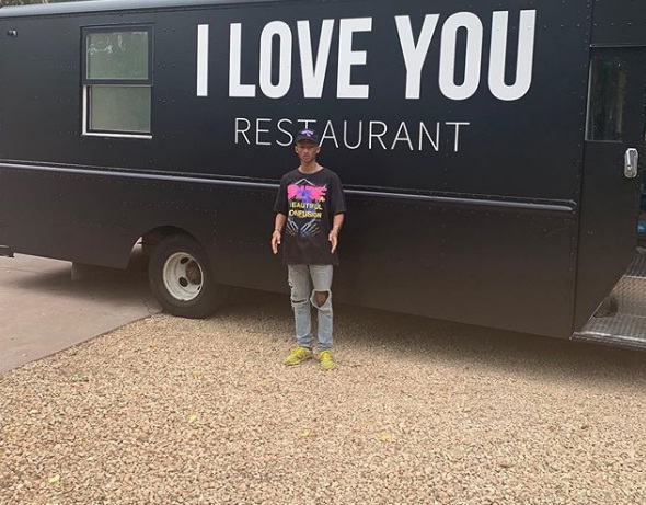 Jaden Smith inaugura Food truck gratuito para gente sin hogar