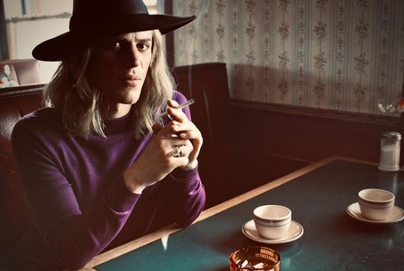 Publican la primera imagen Johnny Flynn como David Bowie en “Stardust”