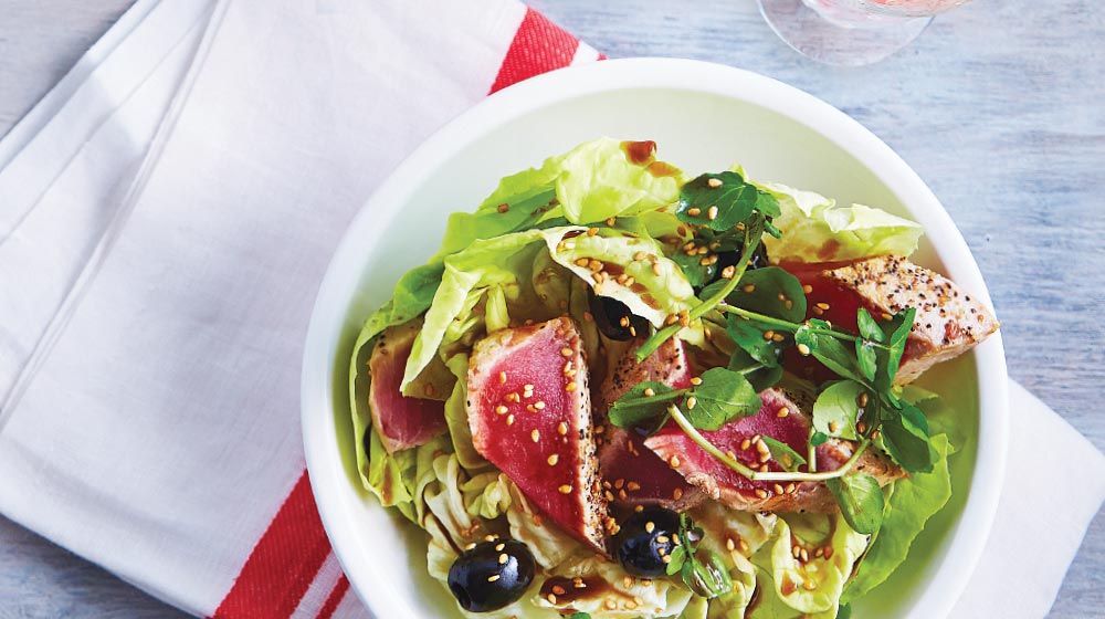 Ensalada de atún y lechuga con vinagreta de ajonjolí