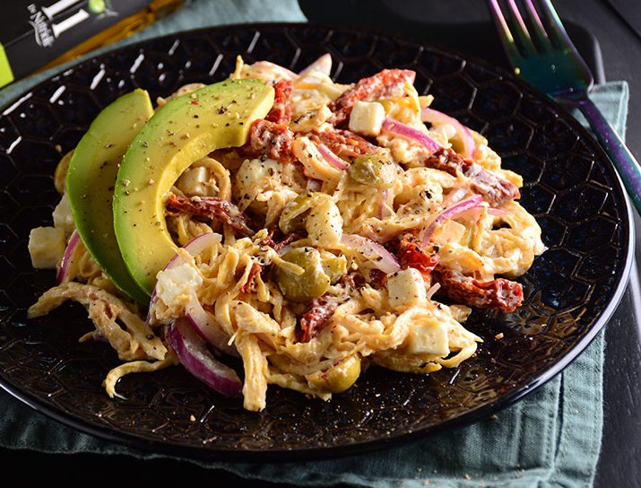 Ensalada griega de pollo y aguacate