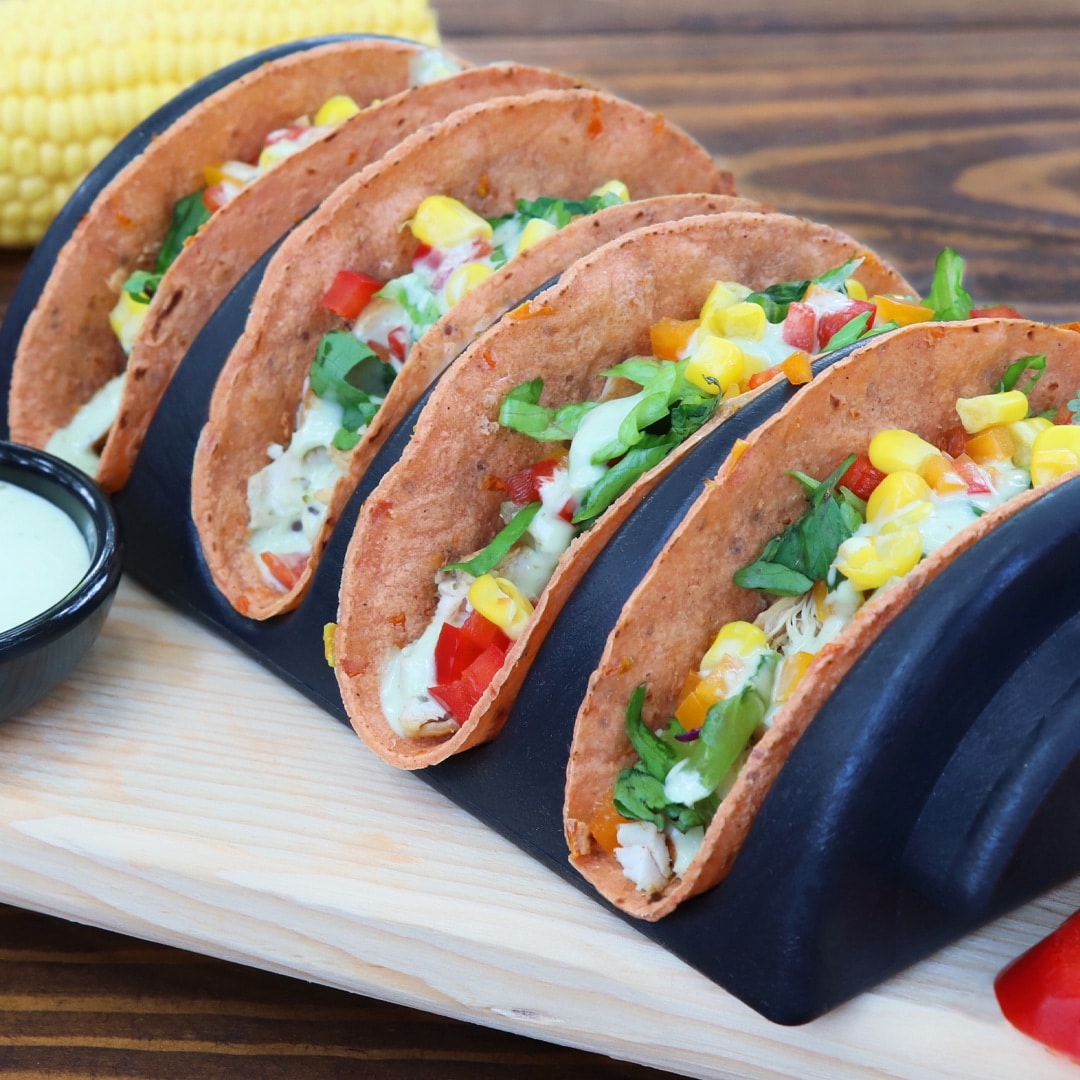 Tacos de fajitas de pollo con confeti de pimientos