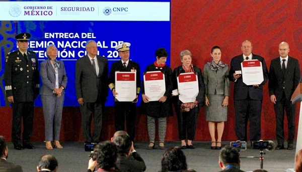 AMLO entrega Premio Nacional de Protección Civil 2019