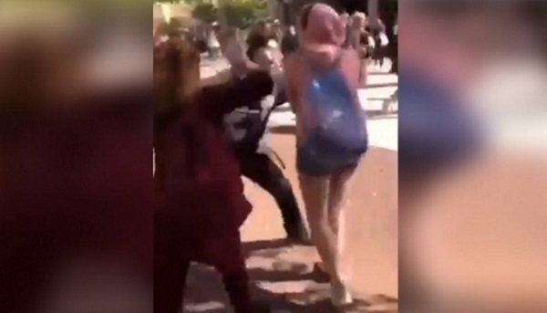 Joven golpea a mujer que lo molestaba en la escuela