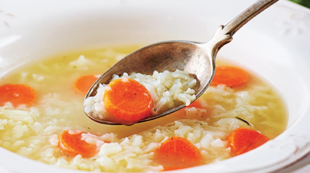 Caldo de pollo y verduras con arroz