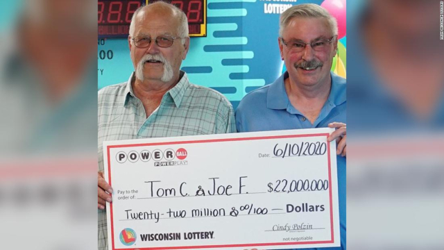 Hombre comparte gran premio de la lotería con su mejor amigo