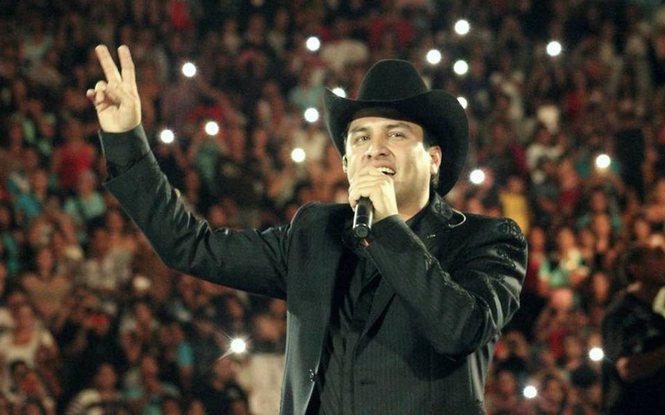 Julión Álvarez ofrece disculpas tras emborracharse en concierto